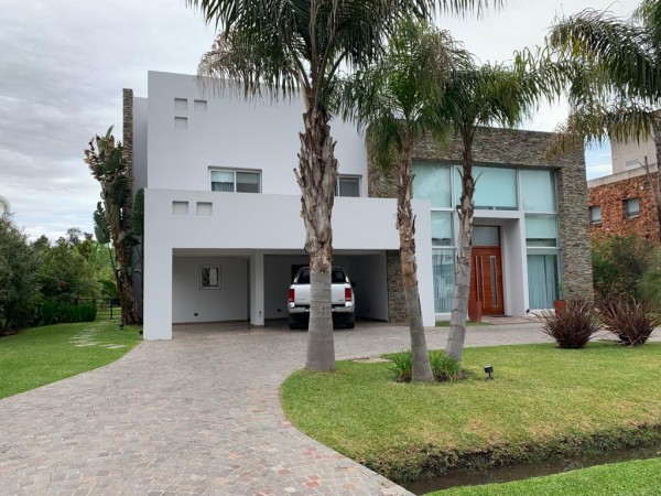 CASA EN CAMPOS DE ALVAREZ