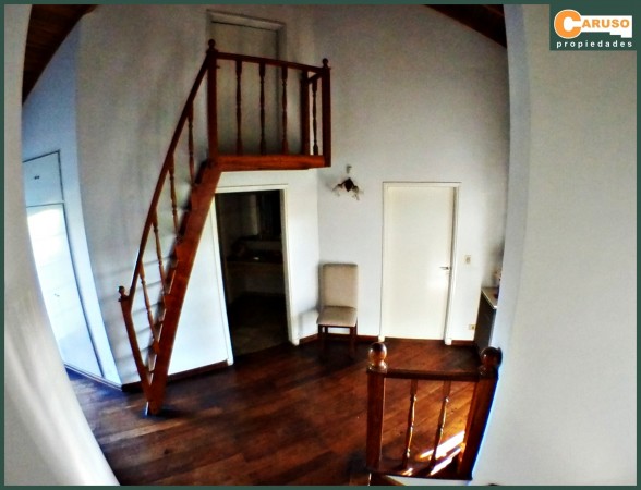 Chalet en 2 pisos con 4 dormitorios, pileta y quincho
