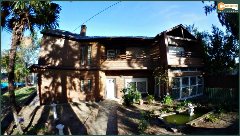 Chalet en 2 pisos con 4 dormitorios, pileta y quincho