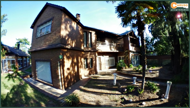 Chalet en 2 pisos con 4 dormitorios, pileta y quincho