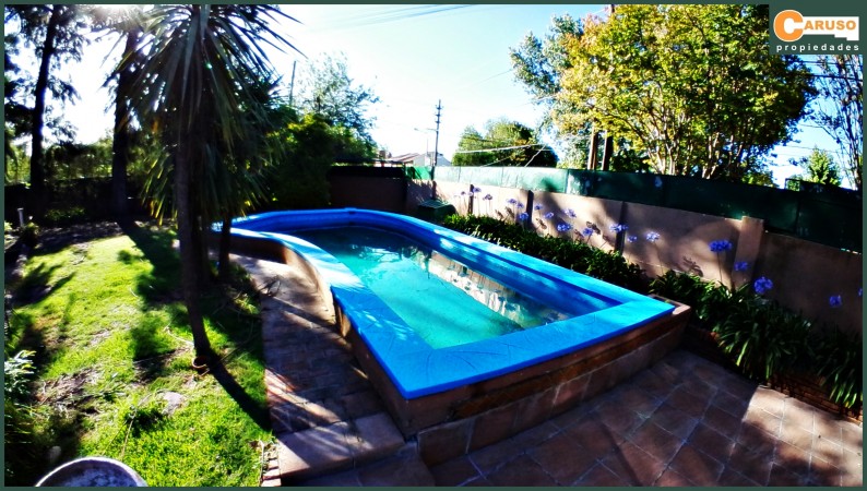 Chalet en 2 pisos con 4 dormitorios, pileta y quincho
