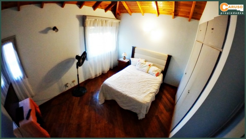 Chalet en 2 pisos con 4 dormitorios, pileta y quincho