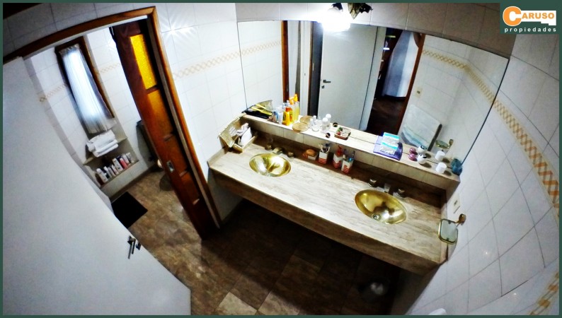Chalet en 2 pisos con 4 dormitorios, pileta y quincho