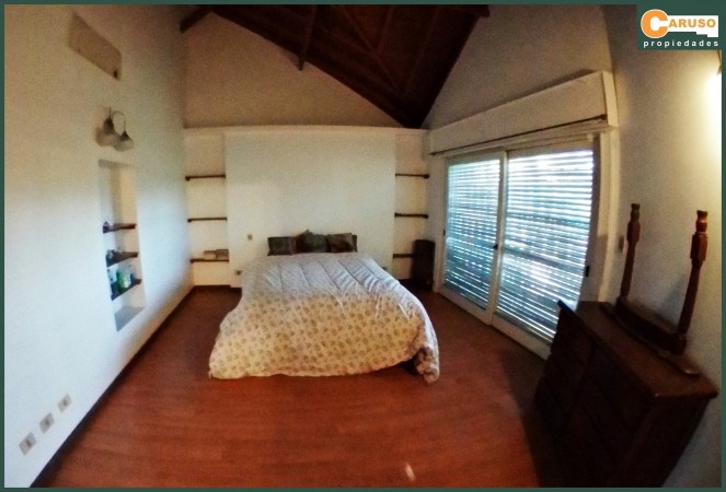 Chalet en 2 pisos con 4 dormitorios, pileta y quincho