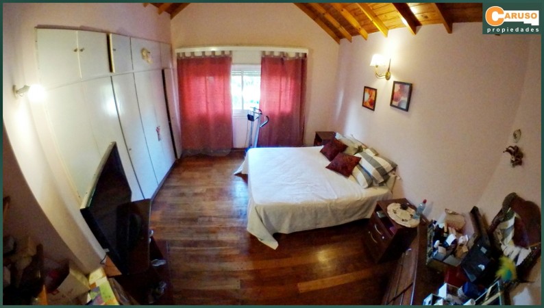 Chalet en 2 pisos con 4 dormitorios, pileta y quincho