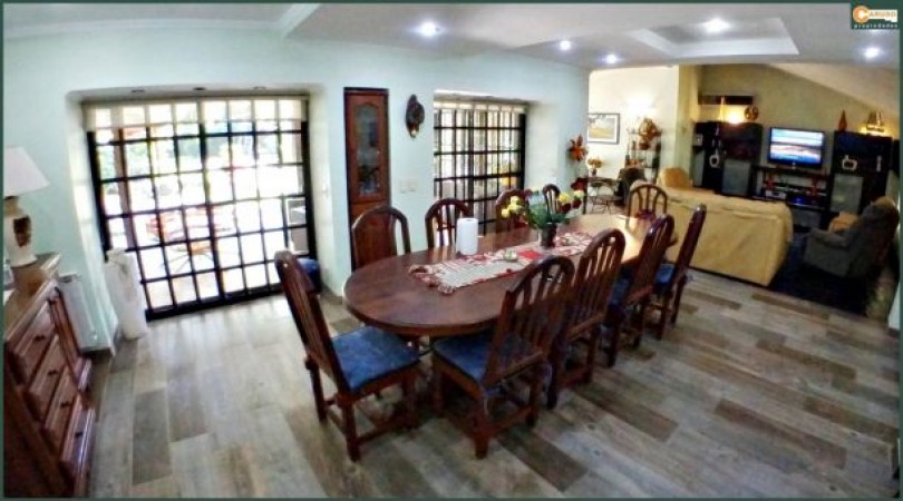 Chalet con 5 dormitorios sobre terreno de 1704 m2, cerca de salida a Acceso Oeste Moreno.
