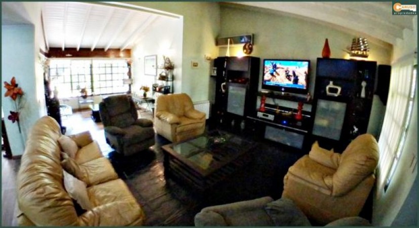 Chalet con 5 dormitorios sobre terreno de 1704 m2, cerca de salida a Acceso Oeste Moreno.