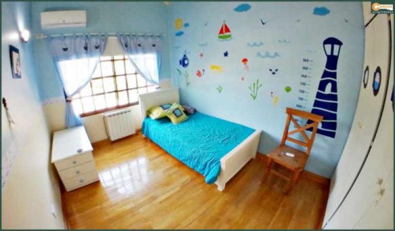 Chalet con 5 dormitorios sobre terreno de 1704 m2, cerca de salida a Acceso Oeste Moreno.