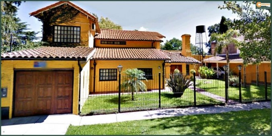 Chalet con 5 dormitorios sobre terreno de 1704 m2, cerca de salida a Acceso Oeste Moreno.