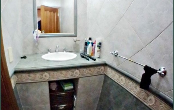 Chalet con 5 dormitorios sobre terreno de 1704 m2, cerca de salida a Acceso Oeste Moreno.
