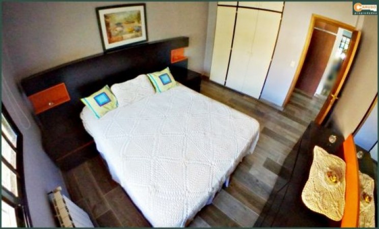 Chalet con 5 dormitorios sobre terreno de 1704 m2, cerca de salida a Acceso Oeste Moreno.