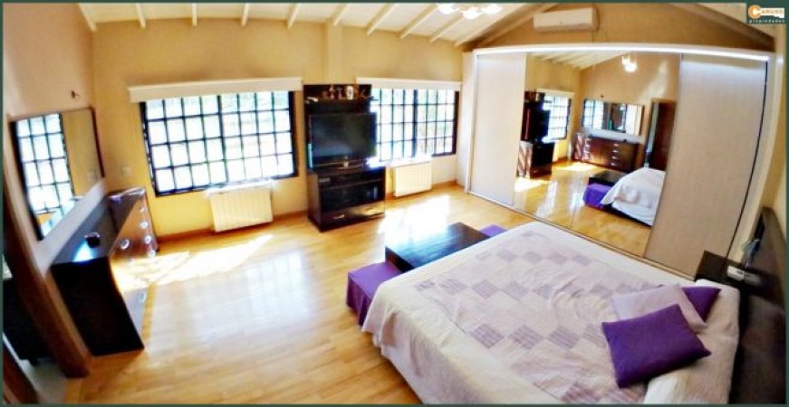 Chalet con 5 dormitorios sobre terreno de 1704 m2, cerca de salida a Acceso Oeste Moreno.