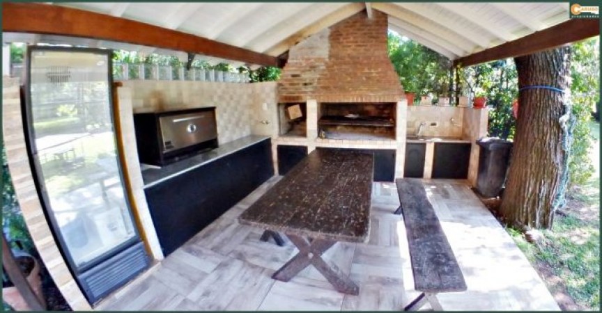Chalet con 5 dormitorios sobre terreno de 1704 m2, cerca de salida a Acceso Oeste Moreno.