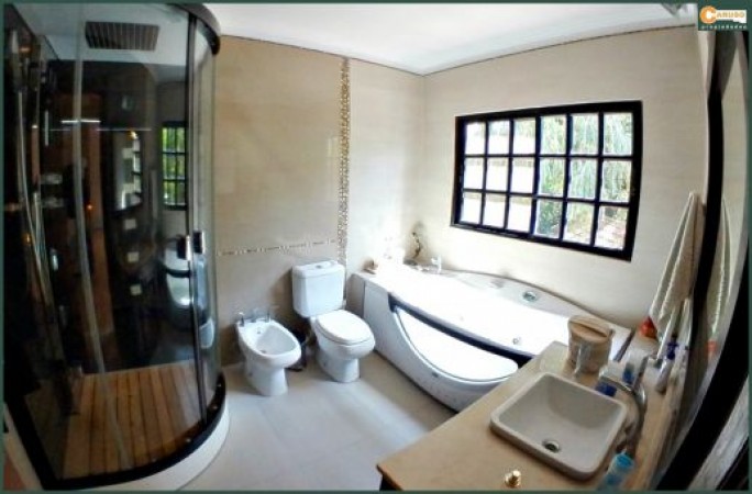 Chalet con 5 dormitorios sobre terreno de 1704 m2, cerca de salida a Acceso Oeste Moreno.