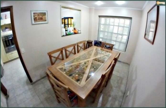 Chalet con 5 dormitorios sobre terreno de 1704 m2, cerca de salida a Acceso Oeste Moreno.