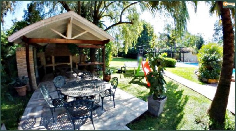 Chalet con 5 dormitorios sobre terreno de 1704 m2, cerca de salida a Acceso Oeste Moreno.