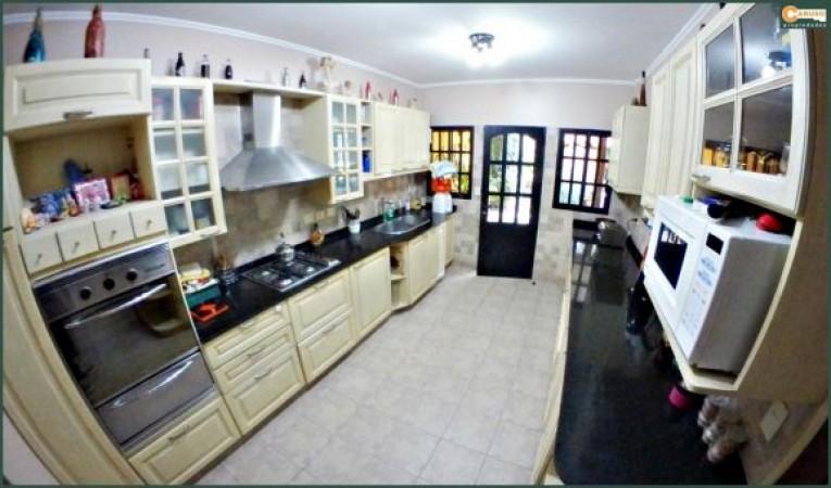 Chalet con 5 dormitorios sobre terreno de 1704 m2, cerca de salida a Acceso Oeste Moreno.