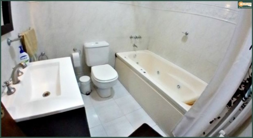 Chalet con 5 dormitorios sobre terreno de 1704 m2, cerca de salida a Acceso Oeste Moreno.