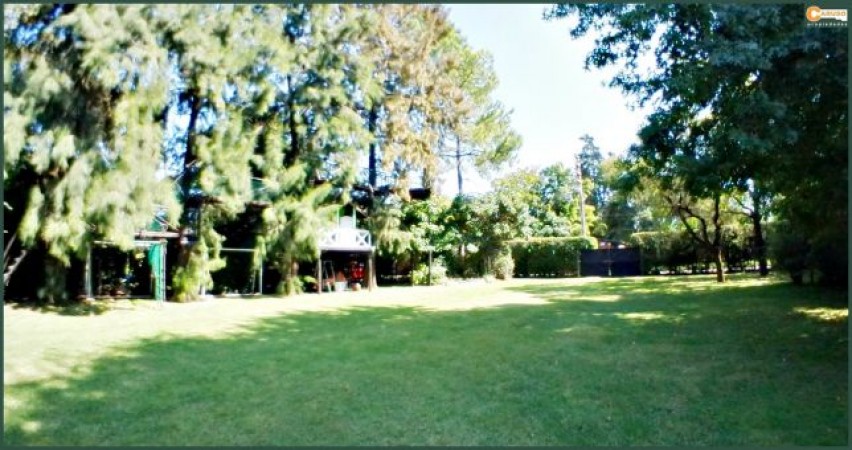 Chalet con 5 dormitorios sobre terreno de 1704 m2, cerca de salida a Acceso Oeste Moreno.