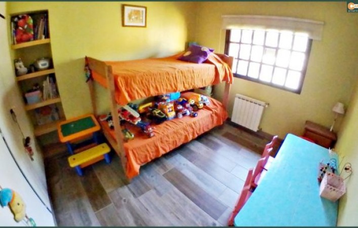 Chalet con 5 dormitorios sobre terreno de 1704 m2, cerca de salida a Acceso Oeste Moreno.