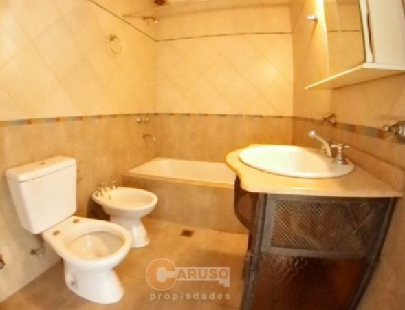 Casa con 3 dormitorios en Paso del Rey, lado norte, a 400 metros de Graham Bell