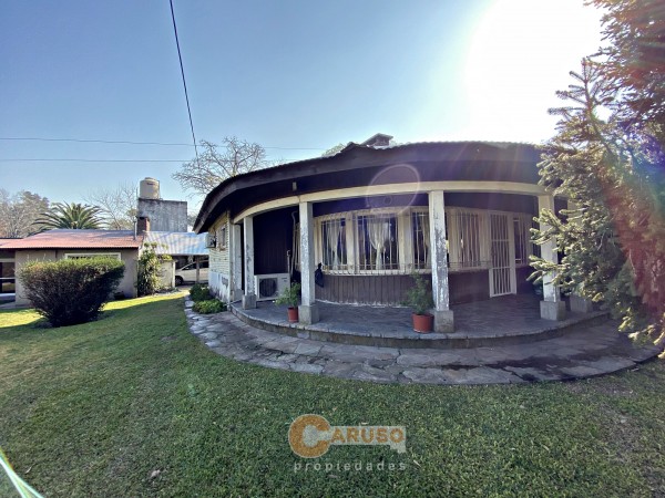 Casa con 2 dormitorios sobre terreno de 1600 m², ubicación estratégica