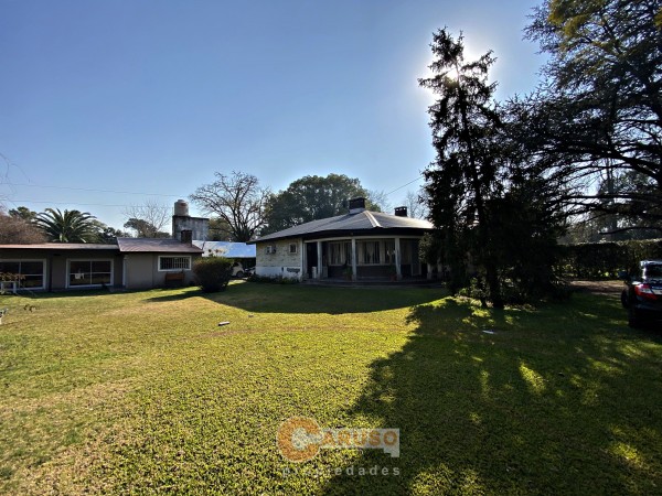 Casa con 2 dormitorios sobre terreno de 1600 m², ubicación estratégica