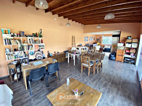 Casa con 2 dormitorios sobre terreno de 1600 m², ubicación estratégica