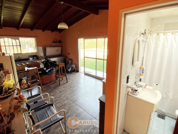 Casa con 2 dormitorios sobre terreno de 1600 m², ubicación estratégica