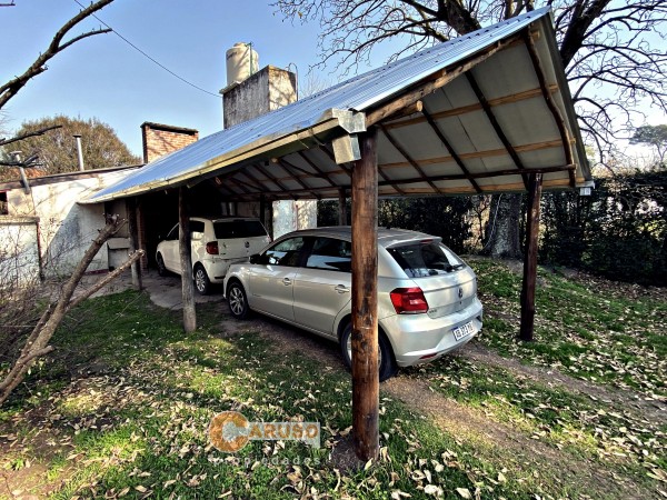 Casa con 2 dormitorios sobre terreno de 1600 m², ubicación estratégica