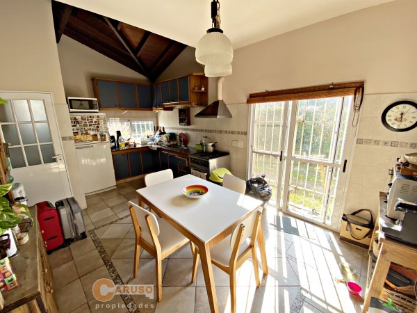 Casa con 2 dormitorios sobre terreno de 1600 m², ubicación estratégica