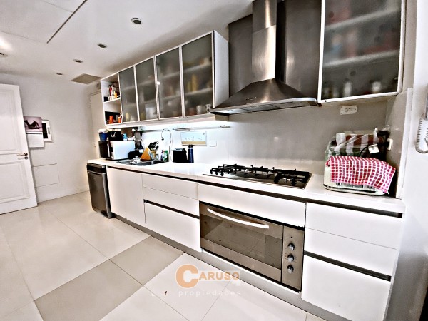 Puerto Madero (Madero Center) - Departamento con vista al dique y ciudad. 233 m2 cubiertos