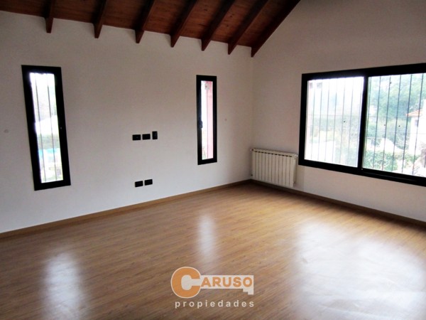 Casa con 3 dormitorios en el centro de Francisco Alvarez, a 150 metros de la ruta y con fácil salida a Acceso Oeste. 