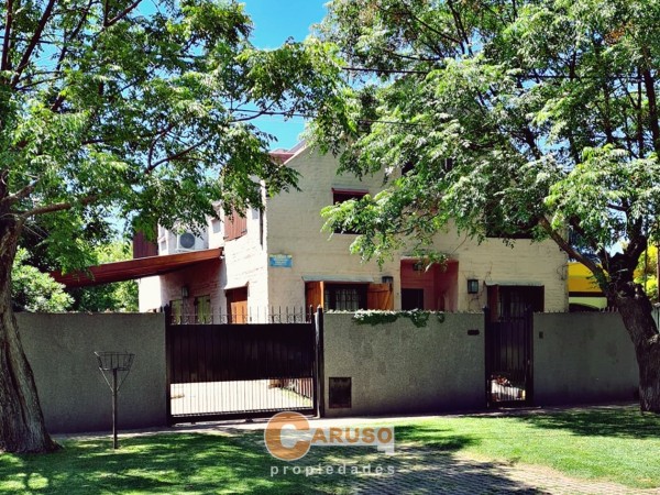 Casa con 3 dormitorios en el centro de Francisco Alvarez, a 150 metros de la ruta y con fácil salida a Acceso Oeste. 