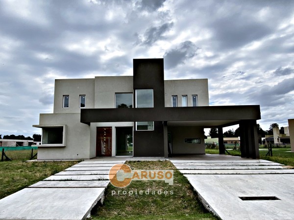 Casa con 4 dormitorios en Fincas de Alvarez