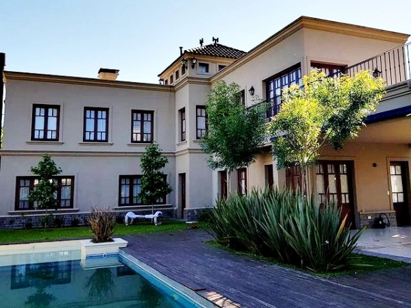 Casa de 400 m² cubiertos en Campos de Álvarez