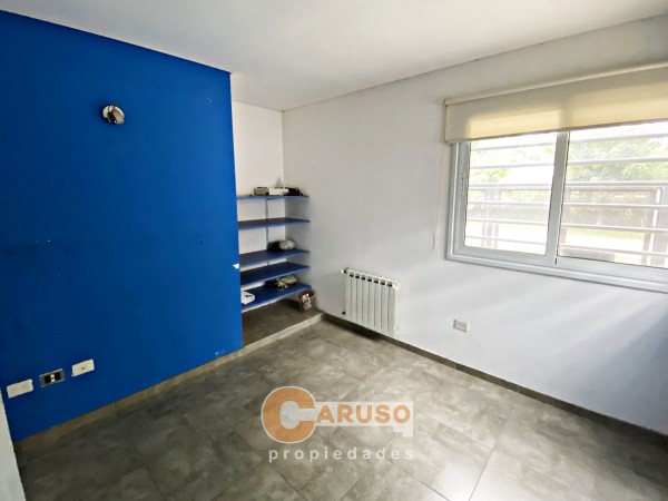 Moderna con 3 dormitorios casa en La Reja, amplio terreno