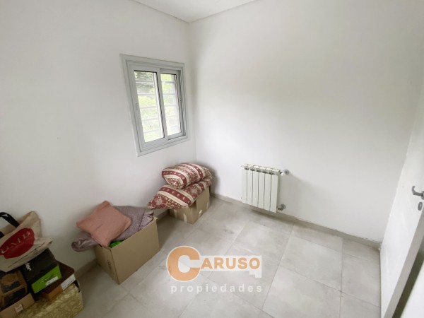 Moderna con 3 dormitorios casa en La Reja, amplio terreno