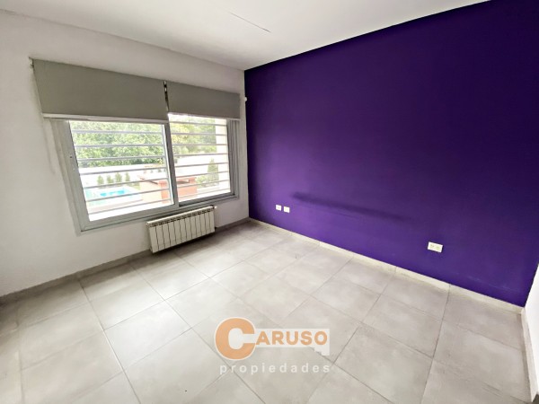 Moderna con 3 dormitorios casa en La Reja, amplio terreno