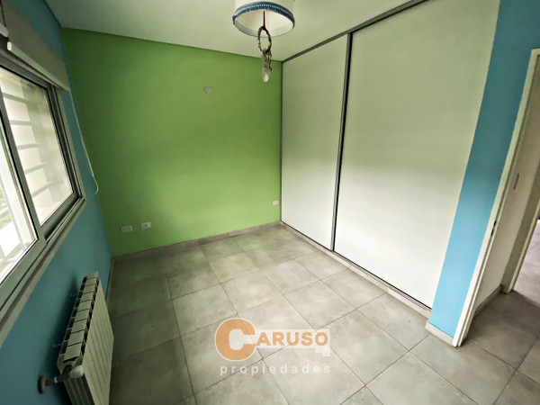 Moderna con 3 dormitorios casa en La Reja, amplio terreno