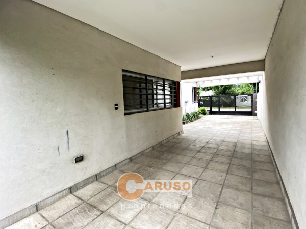 Moderna con 3 dormitorios casa en La Reja, amplio terreno