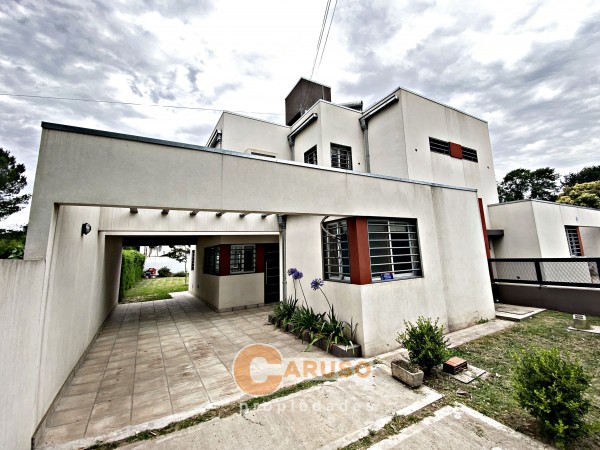 Moderna con 3 dormitorios casa en La Reja, amplio terreno