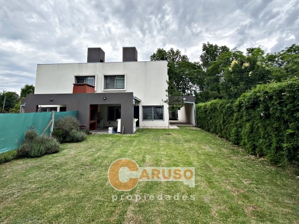 Moderna con 3 dormitorios casa en La Reja, amplio terreno