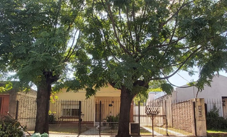 CHALET DE TEJAS FRANCESAS CON 2 DORMITORIOS EN EL CENTRO DE BARRIO ARCA, PASO DEL REY.