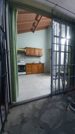 CHALET DE TEJAS FRANCESAS CON 2 DORMITORIOS EN EL CENTRO DE BARRIO ARCA, PASO DEL REY.