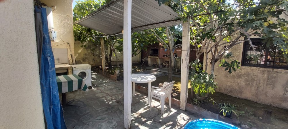 CHALET DE TEJAS FRANCESAS CON 2 DORMITORIOS EN EL CENTRO DE BARRIO ARCA, PASO DEL REY.