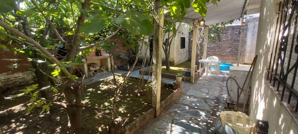 CHALET DE TEJAS FRANCESAS CON 2 DORMITORIOS EN EL CENTRO DE BARRIO ARCA, PASO DEL REY.