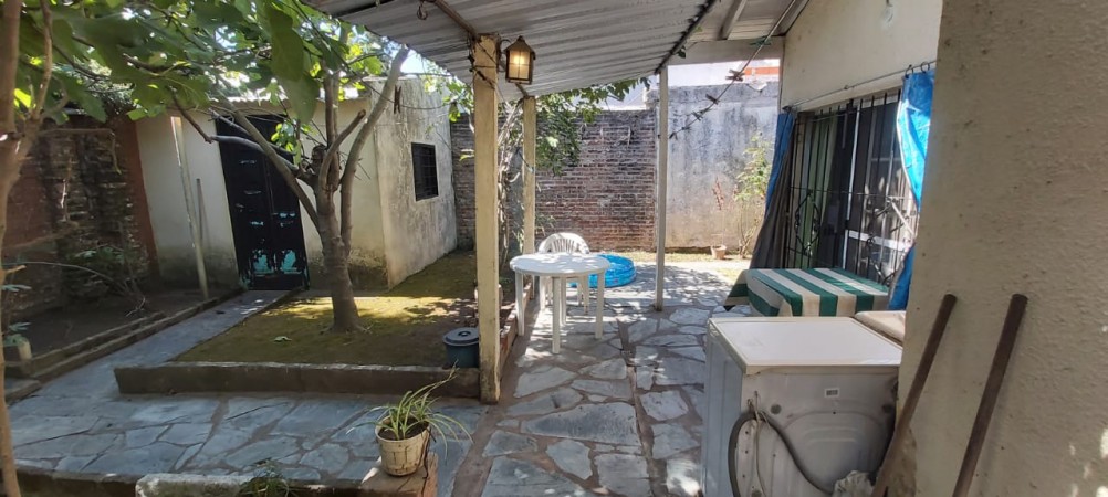 CHALET DE TEJAS FRANCESAS CON 2 DORMITORIOS EN EL CENTRO DE BARRIO ARCA, PASO DEL REY.