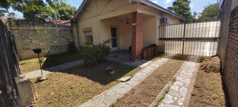 CHALET DE TEJAS FRANCESAS CON 2 DORMITORIOS EN EL CENTRO DE BARRIO ARCA, PASO DEL REY.