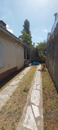 CHALET DE TEJAS FRANCESAS CON 2 DORMITORIOS EN EL CENTRO DE BARRIO ARCA, PASO DEL REY.